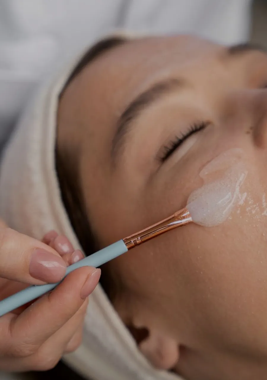 peeling sur le visage jeune femme 