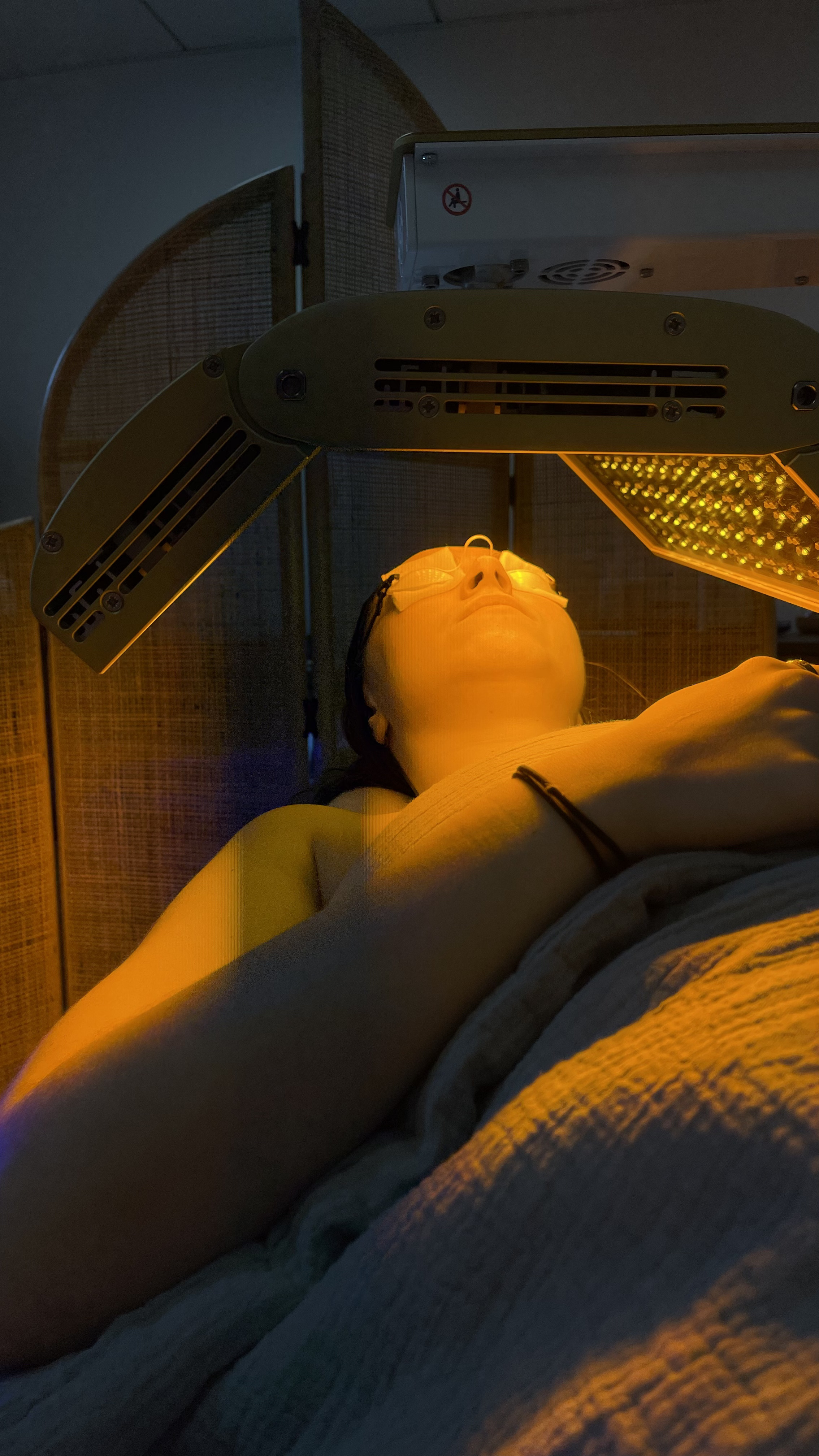 Séance de LED pour calmer les rougeurs, apaiser la peau et renforcer les effets des soins.
