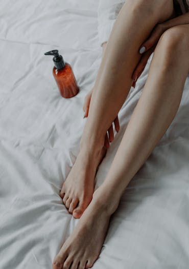 Focus sur les jambes d'une femme.