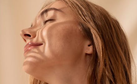 Visage de femme pour illustrer comment choisir sa boisson au collagène.