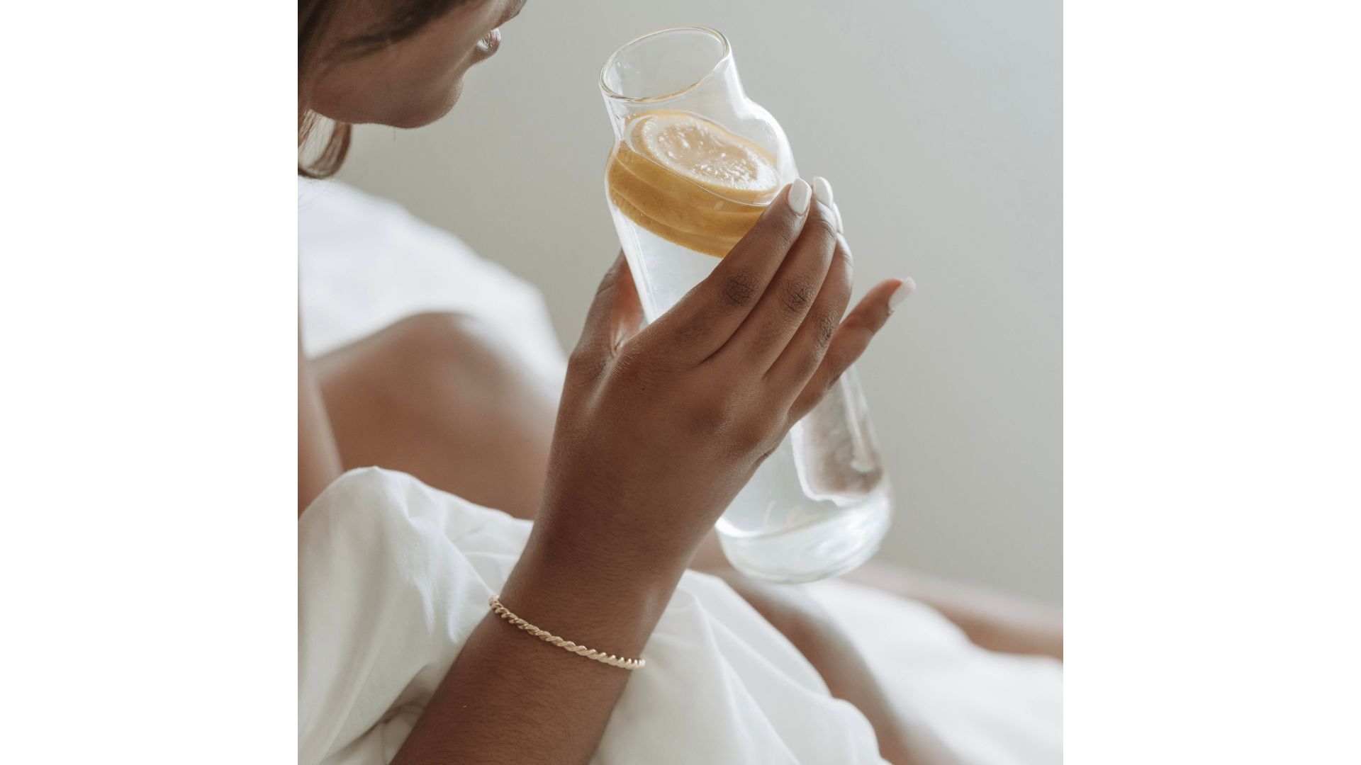 Jeune femme qui boit de l'eau. 