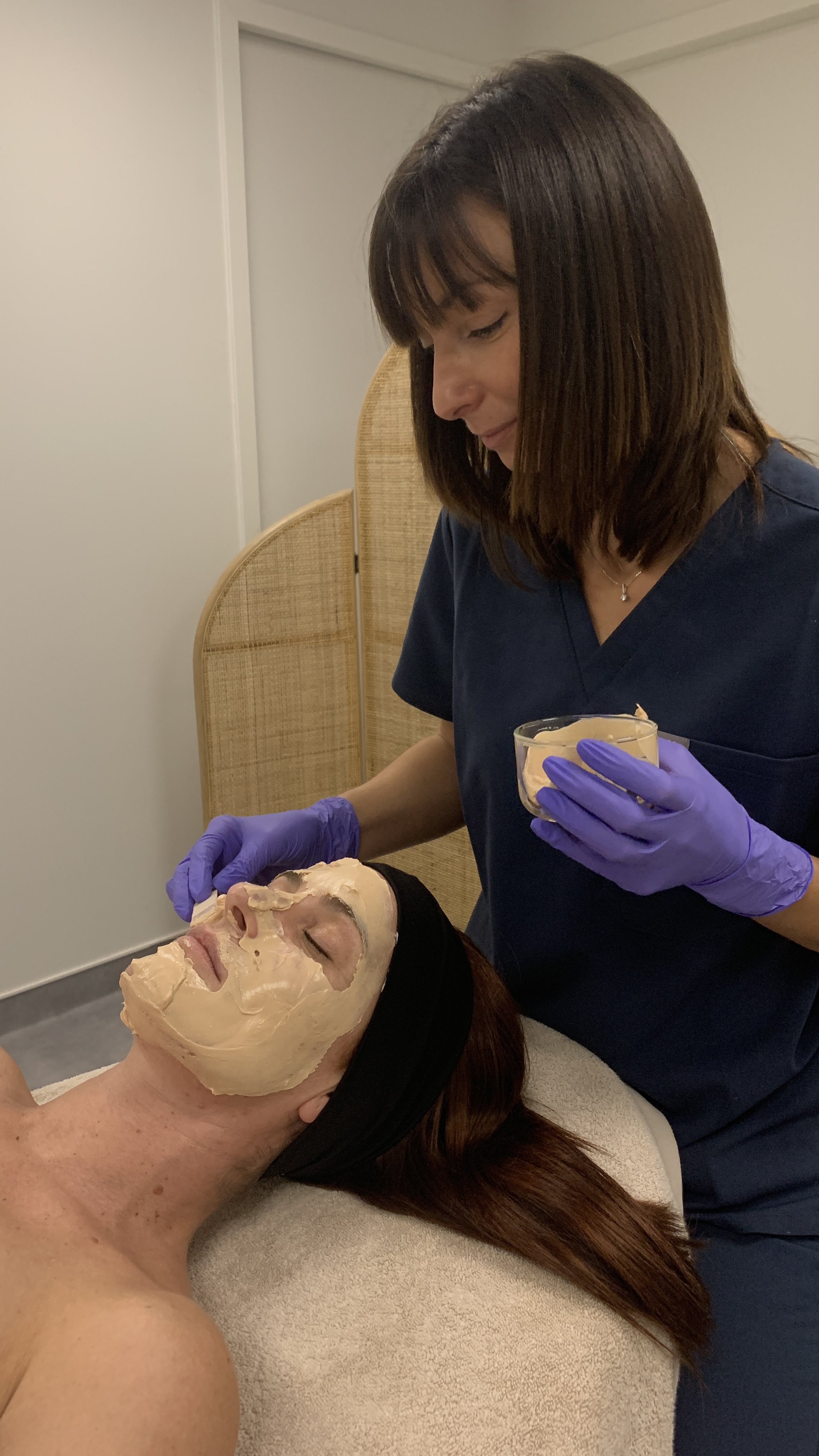 Les différents types de peelings. Experte du CEMF qui applique un peeling sur une patiente.