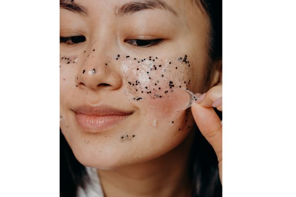 peeling du visage sur jeune femme .jpg