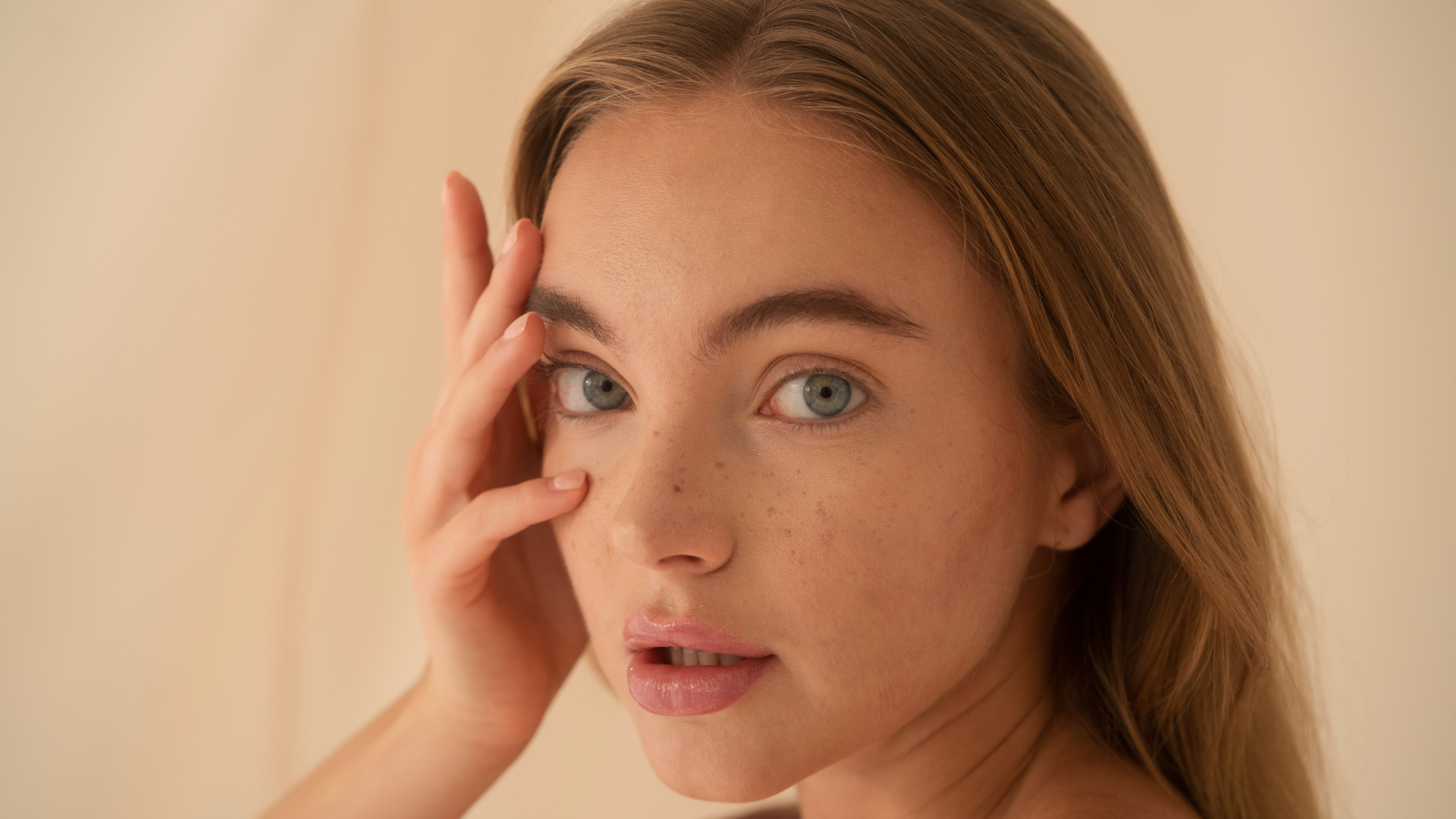 Femme qui touche sa peau