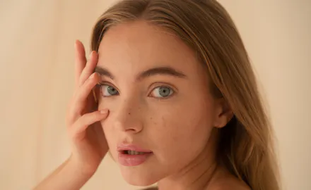 Femme qui touche sa peau