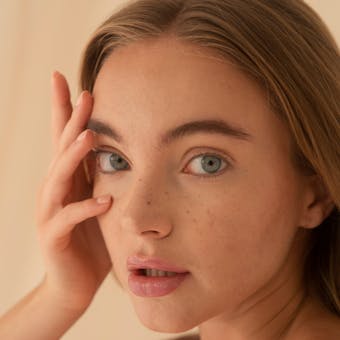 Femme qui touche sa peau