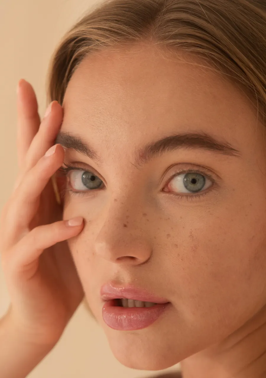 Femme qui touche sa peau