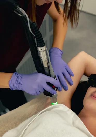Épilation au laser sur une patiente avec une experte du CEMF Lyon Vienne