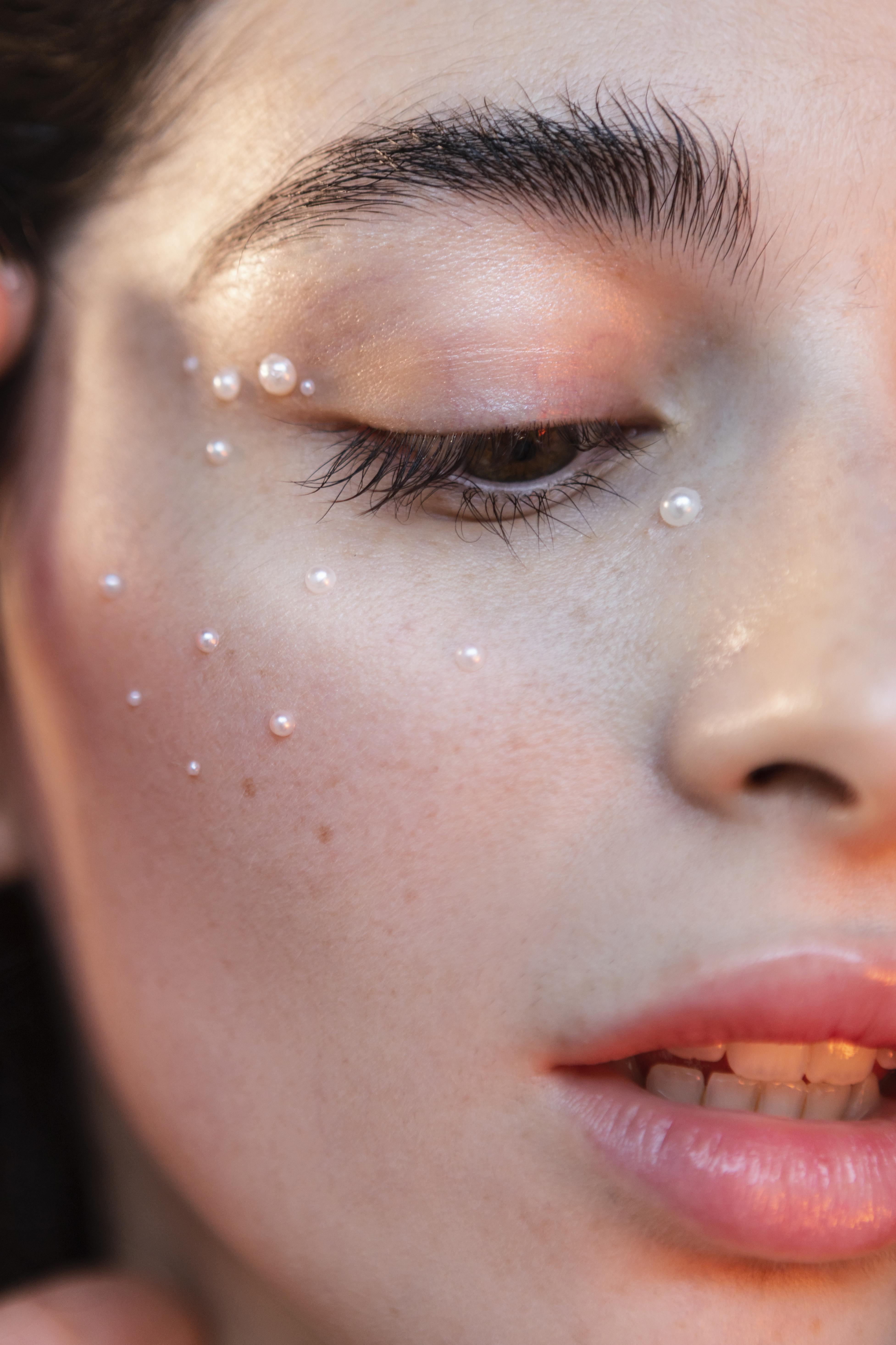 Portrait de femme avec maquillage sur le visage