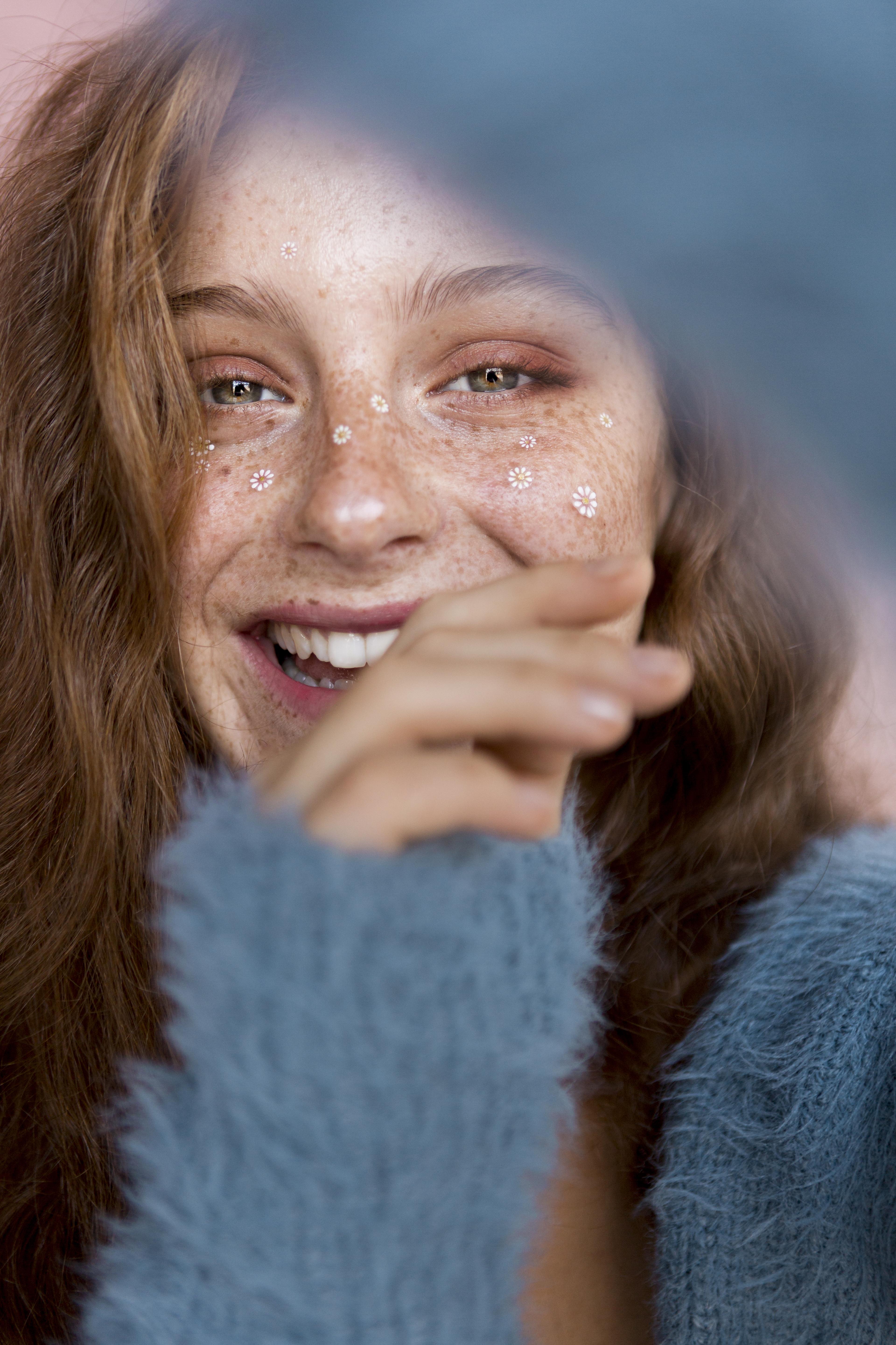 Jeune femme visage souriant pour les fêtes 