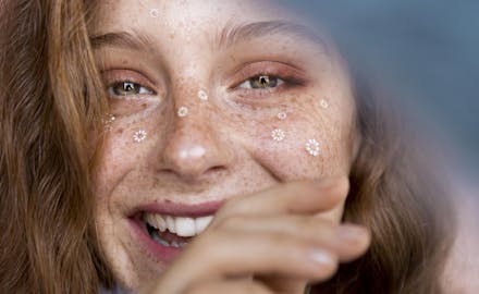 Jeune femme visage souriant pour les fêtes