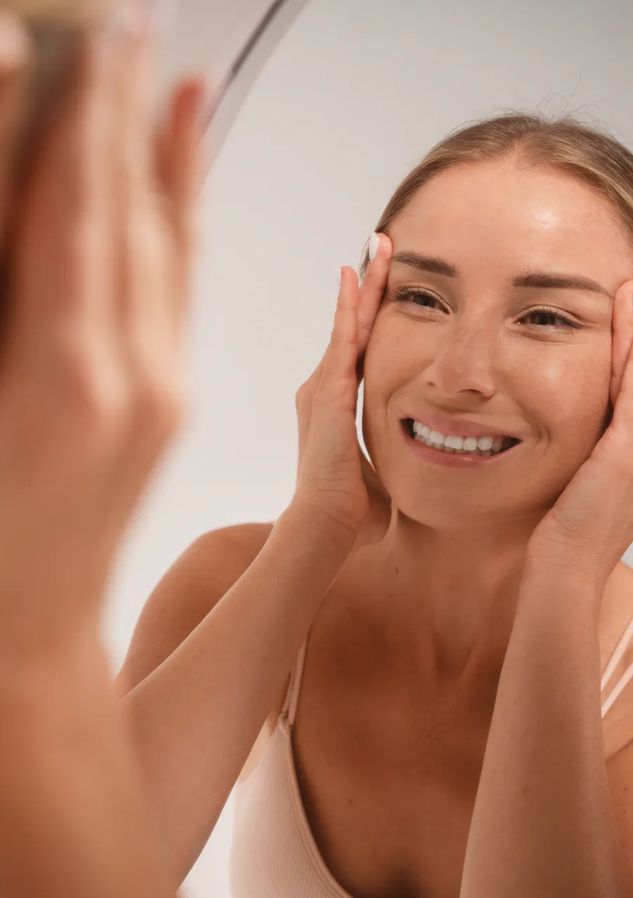 Visage femme jeune dans le miroir 