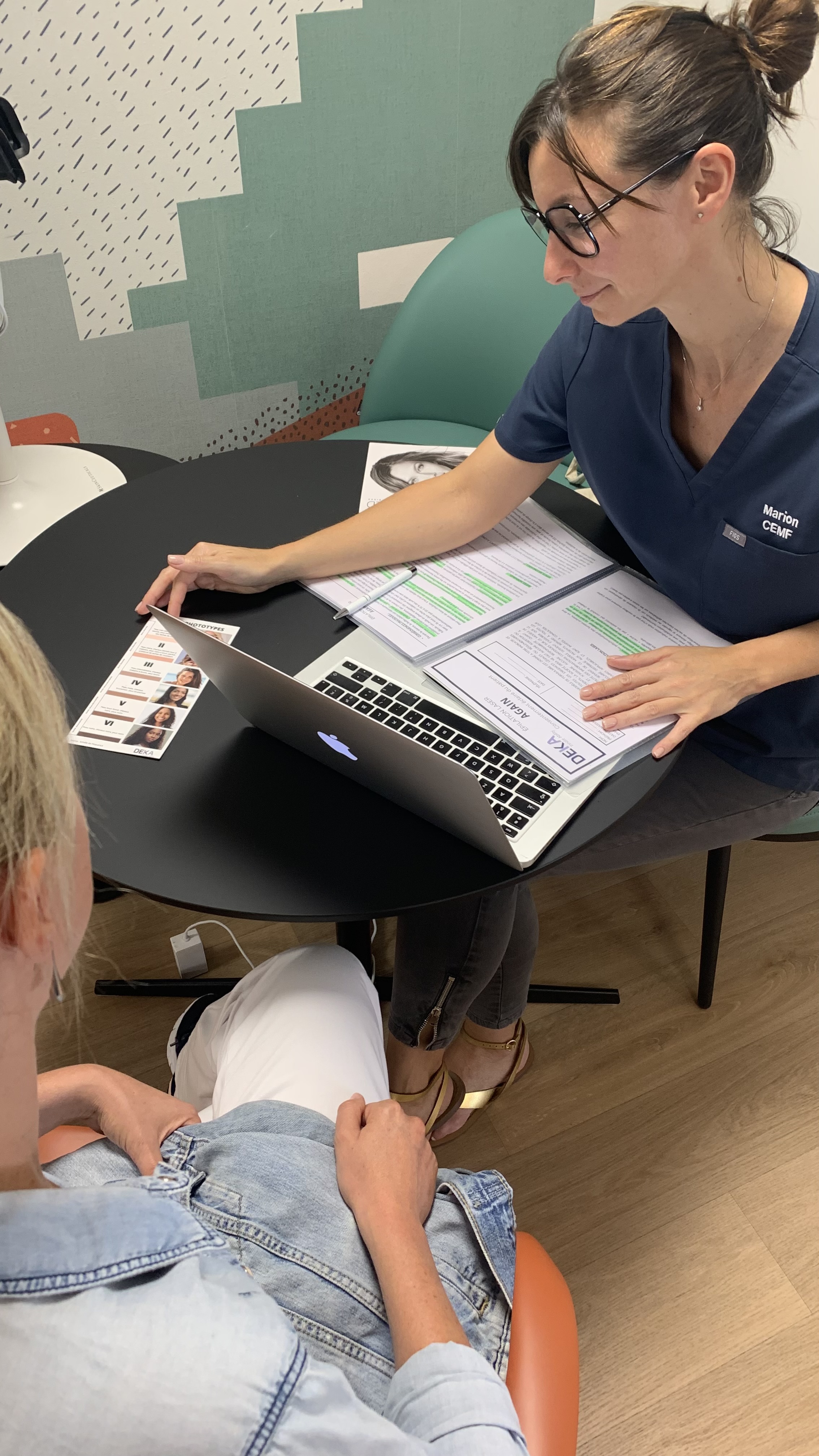 Diagnostic de peau avant un soin esthétique au CEMF Lyon-Vienne
