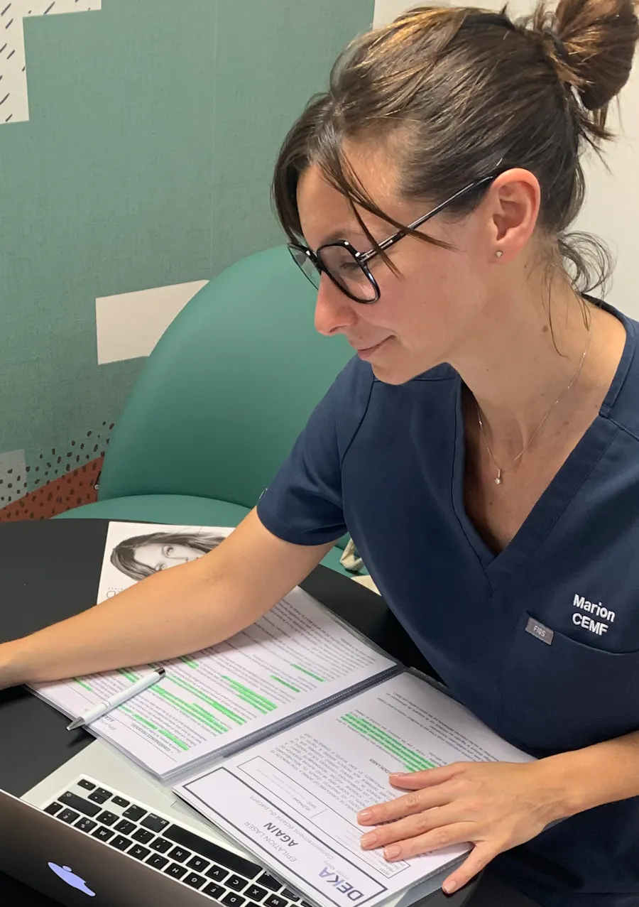 Diagnostic de peau avant un soin esthétique au CEMF Lyon-Vienne