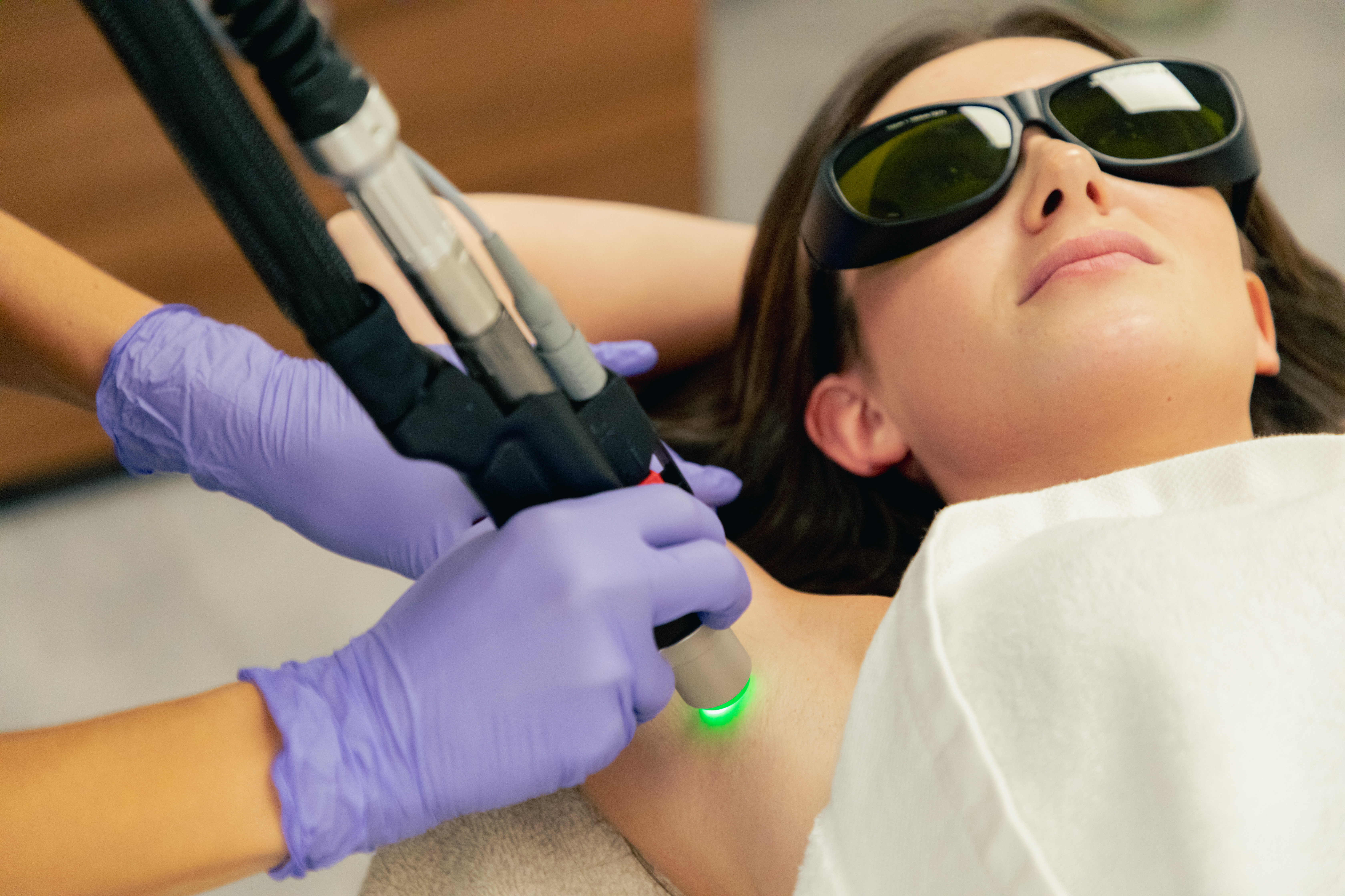 Épilation au laser sur une patiente avec une experte du CEMF Lyon Vienne