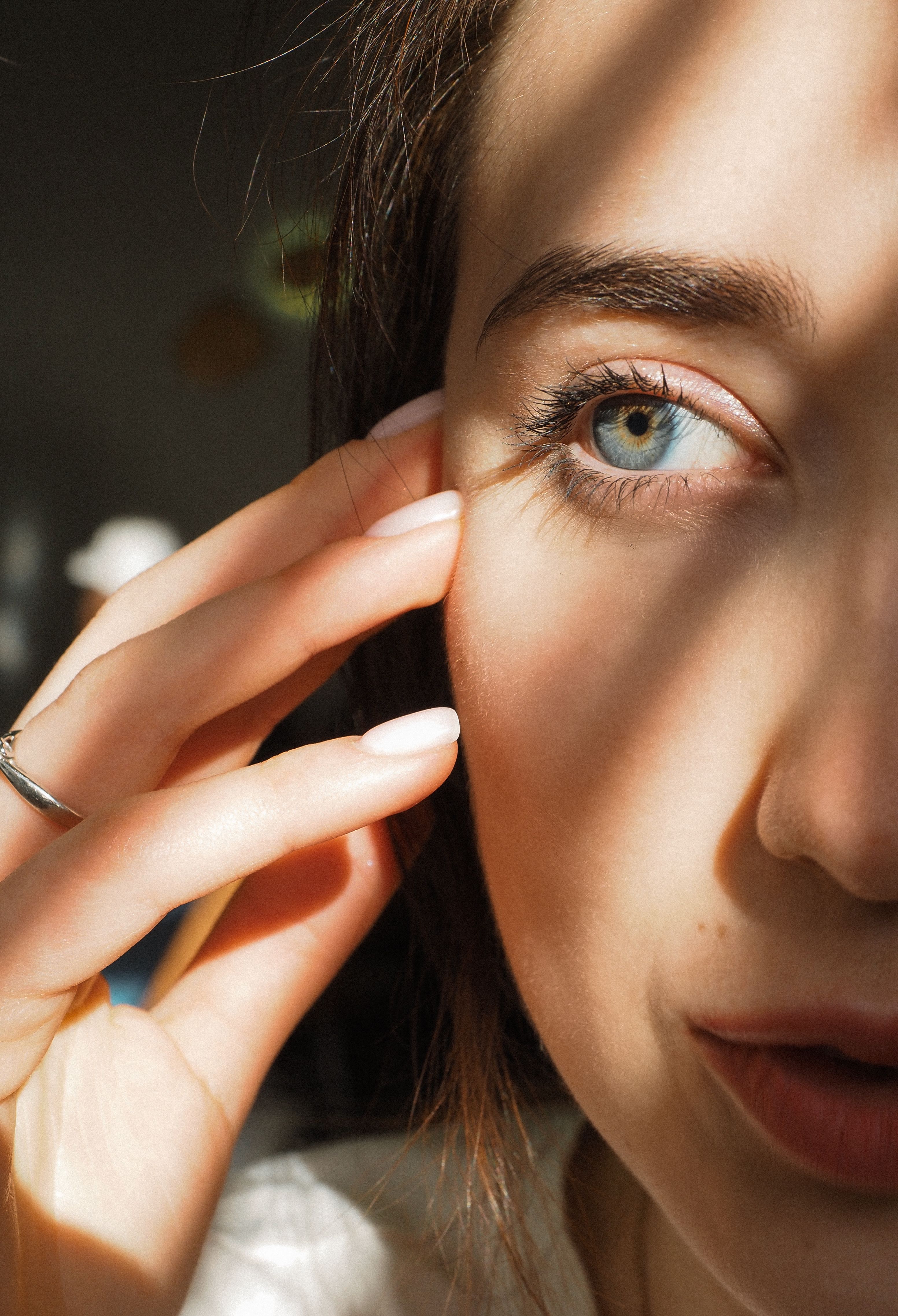 Pourquoi la peau se déshydrate-t-elle plus vite en été ?