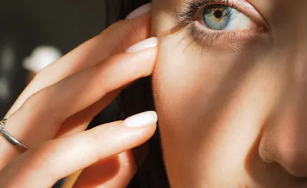 Pourquoi la peau se déshydrate-t-elle plus vite en été ?