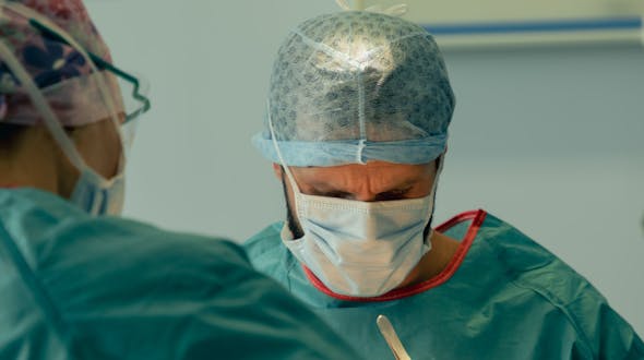 Une hypertrophie mammaire entraine douleurs et complexes, c'est pourquoi au CEMF Lyon Vienne nous vous proposons une réduction mammaire