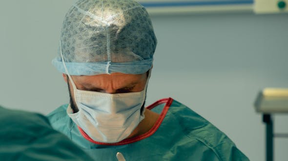 La cruroplastie ou lifting des cuisses : chirurgie réparatrice suite à un amaigrissement massif réalisée par nos experts au centre de médecine esthétique CEMF Lyon Vienne