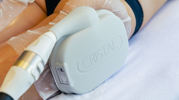 Un traitement non invasif qui fait appel au froid pour détruire les amas graisseux localisés au centre de médecine esthétique et laser CEMF Lyon Vienne