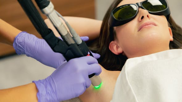 Effacer sa pilosité de façon durable grâce aux techniques d'épilation laser réalisées par des experts au centre de médecine esthétique et laser CEMF Lyon Vienne