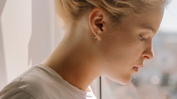 Retrouver un visage rajeuni grâce au lifting du visage et du cou au CEMF Lyon Vienne de la Clinique Trénel