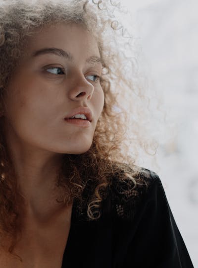 Combler et restaurer les volumes du visage pour lutter contre le vieillissement cutané grâce aux injections d’acide hyaluronique au CEMF Lyon Vienne de la Clinique Trénel