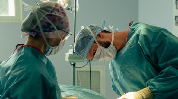 Retrouver une poitrine plus ferme et harmonieuse grâce au lifting mammaire au centre de médecine esthétique et laser CEMF Lyon Vienne de la Clinique Trénel