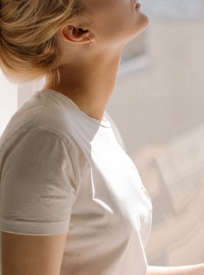 Gagner plusieurs années et retrouver un visage rajeuni grâce au lifting du visage et du cou au CEMF Lyon Vienne