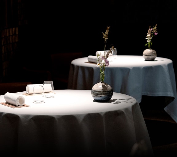 dressage élégant de la table au restaurant Clos des Sens