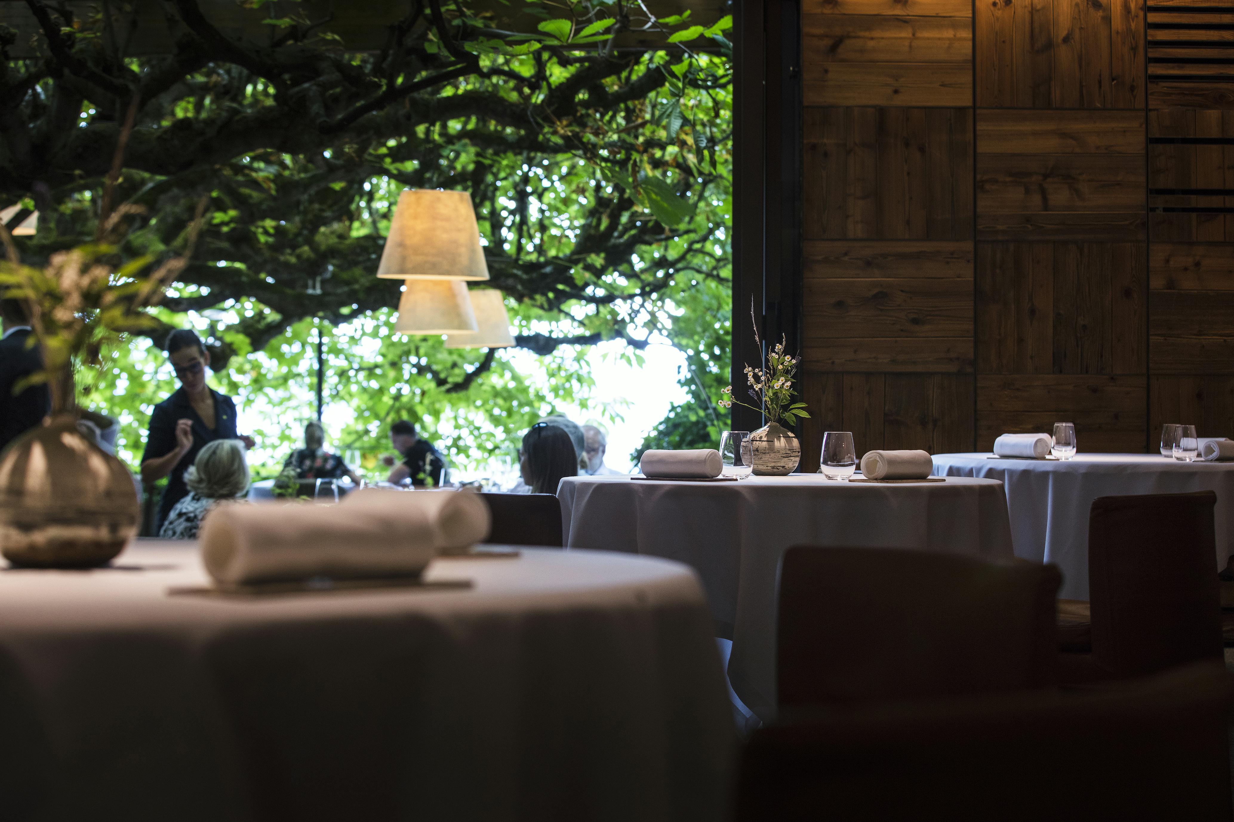 aperçu de la terrasse depuis la salle du restaurant du Clos des Sens à Annecy 