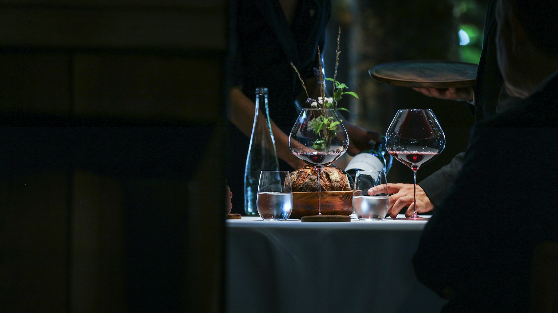 magnifique ballon de vin rouge sur la table du Clos des Sens 