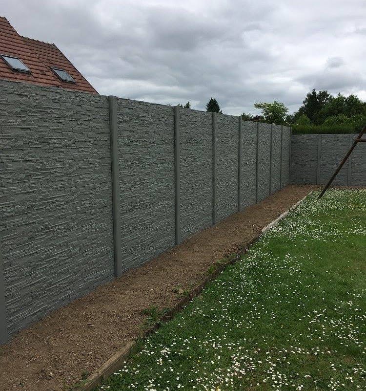Notre clôture béton imitation pierre couleur vert nature.