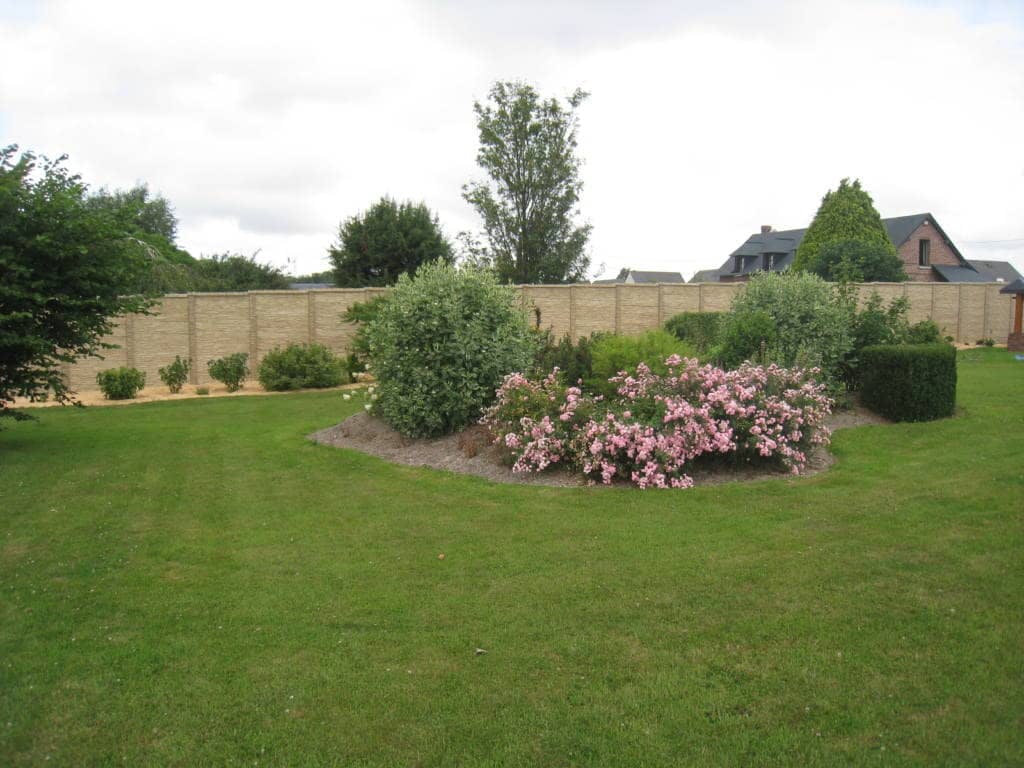 cloture beton au fond du jardin