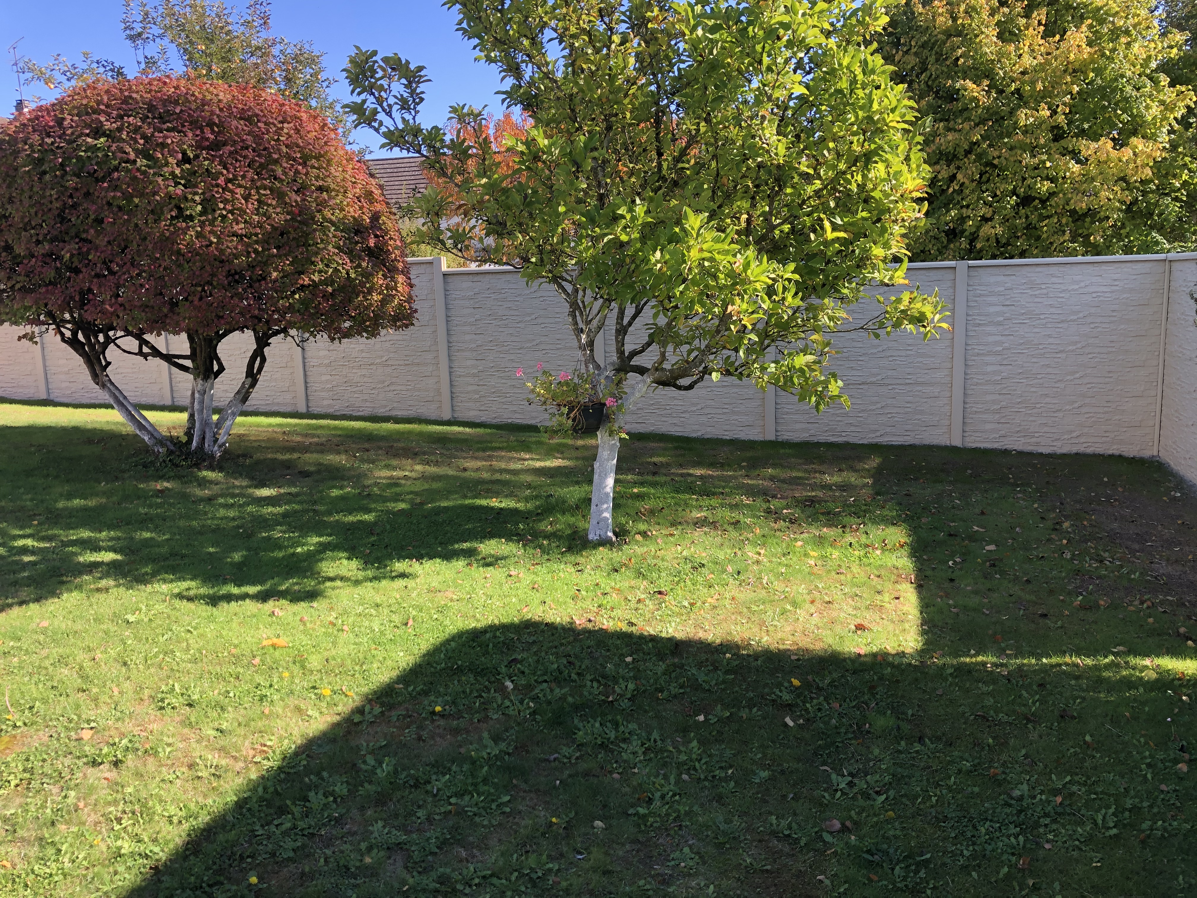Clôture en plaques béton décoratives posée dans les Hauts-de-France
