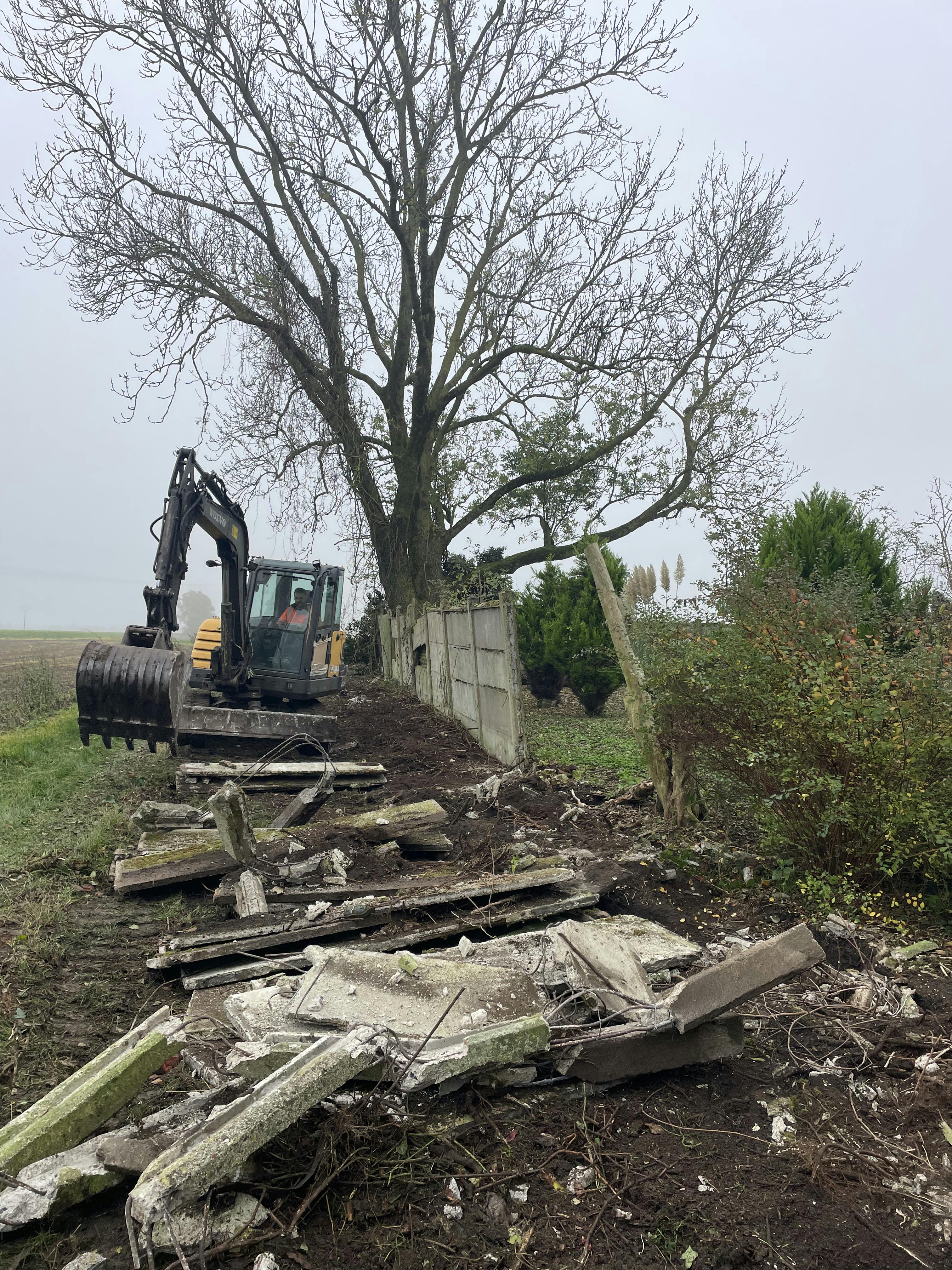 Préparation du terrain avant pose d’une clôture en plaques béton