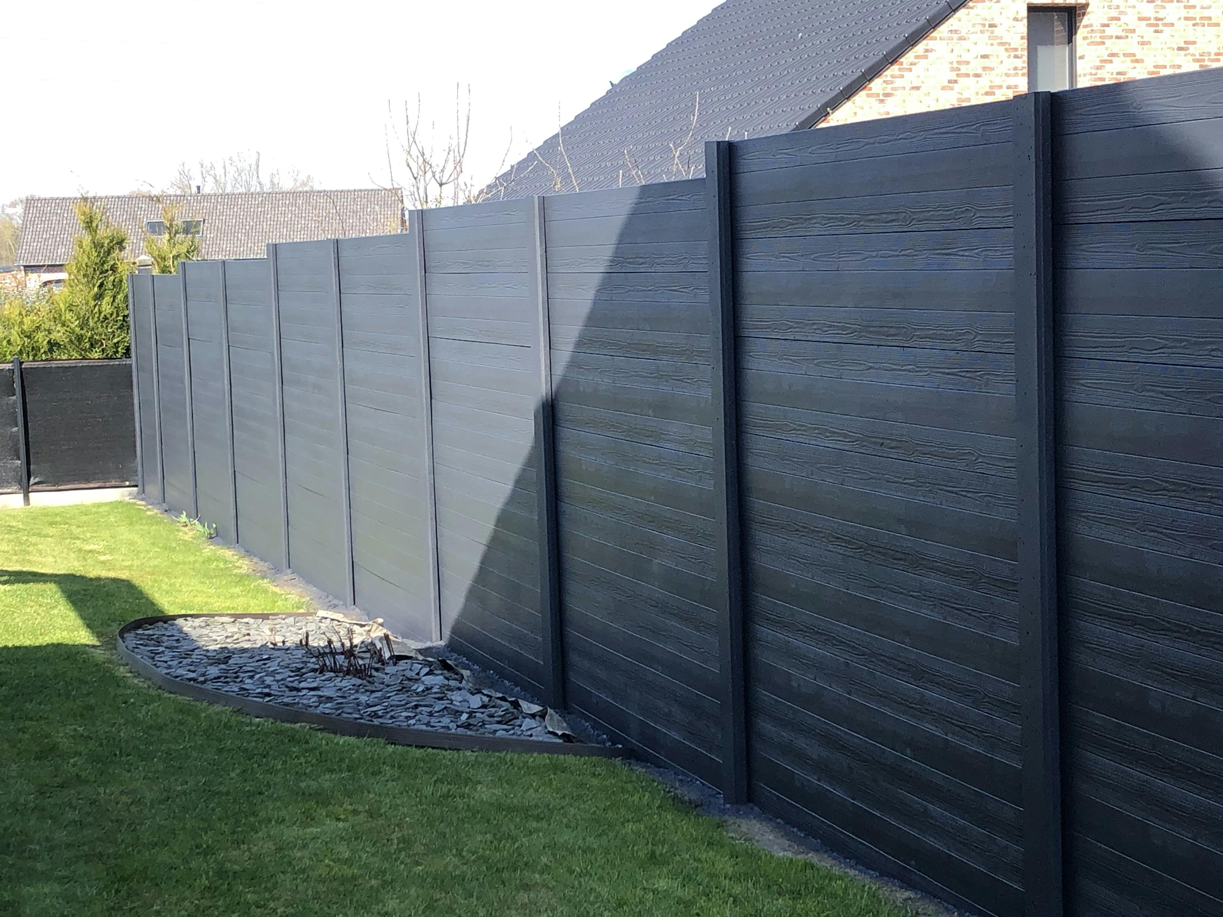 Détail de clôture béton décorative imitation pierre


