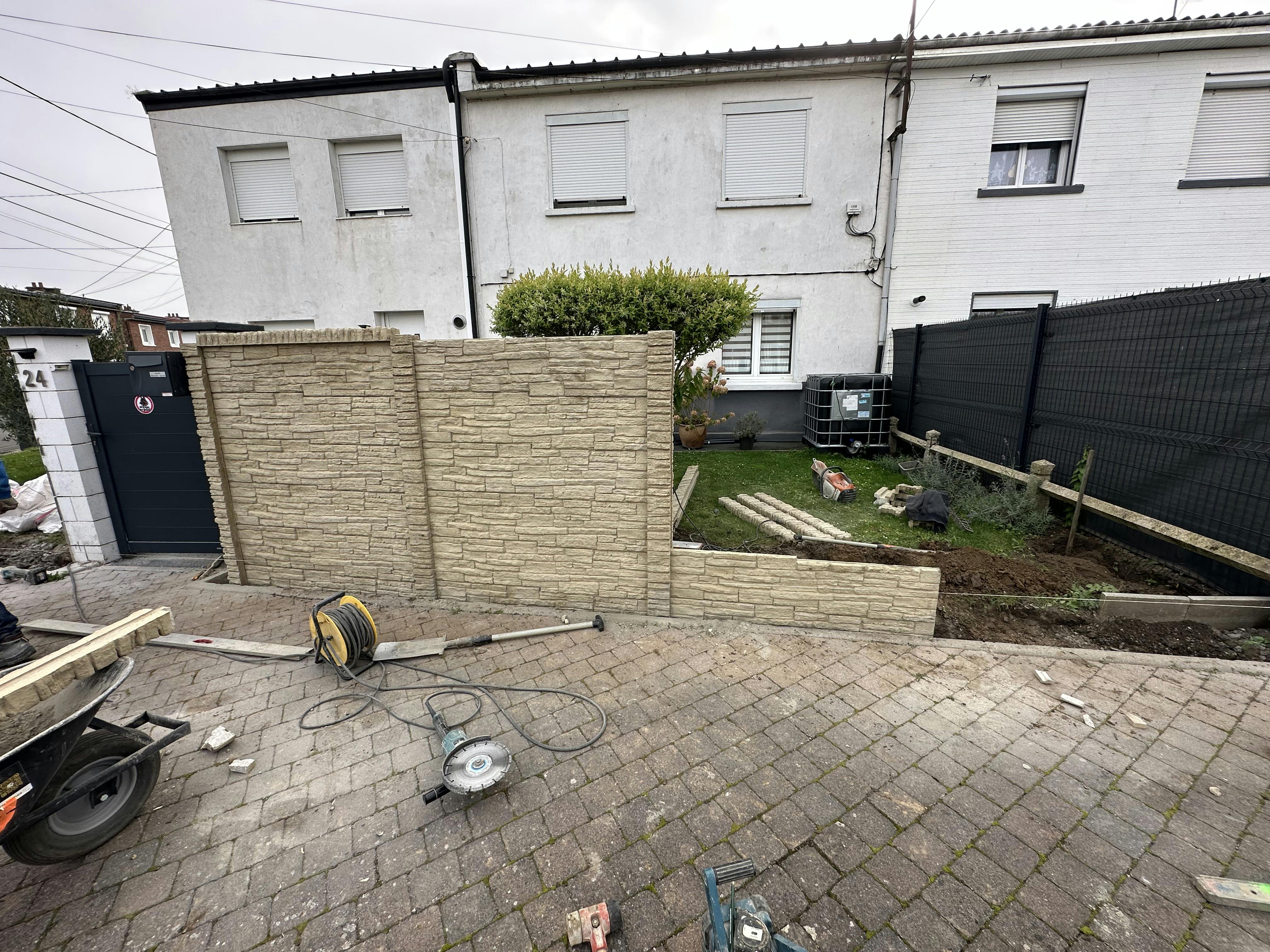 Pose de clôture en plaques béton par Clôtures Imagine à Cambrai