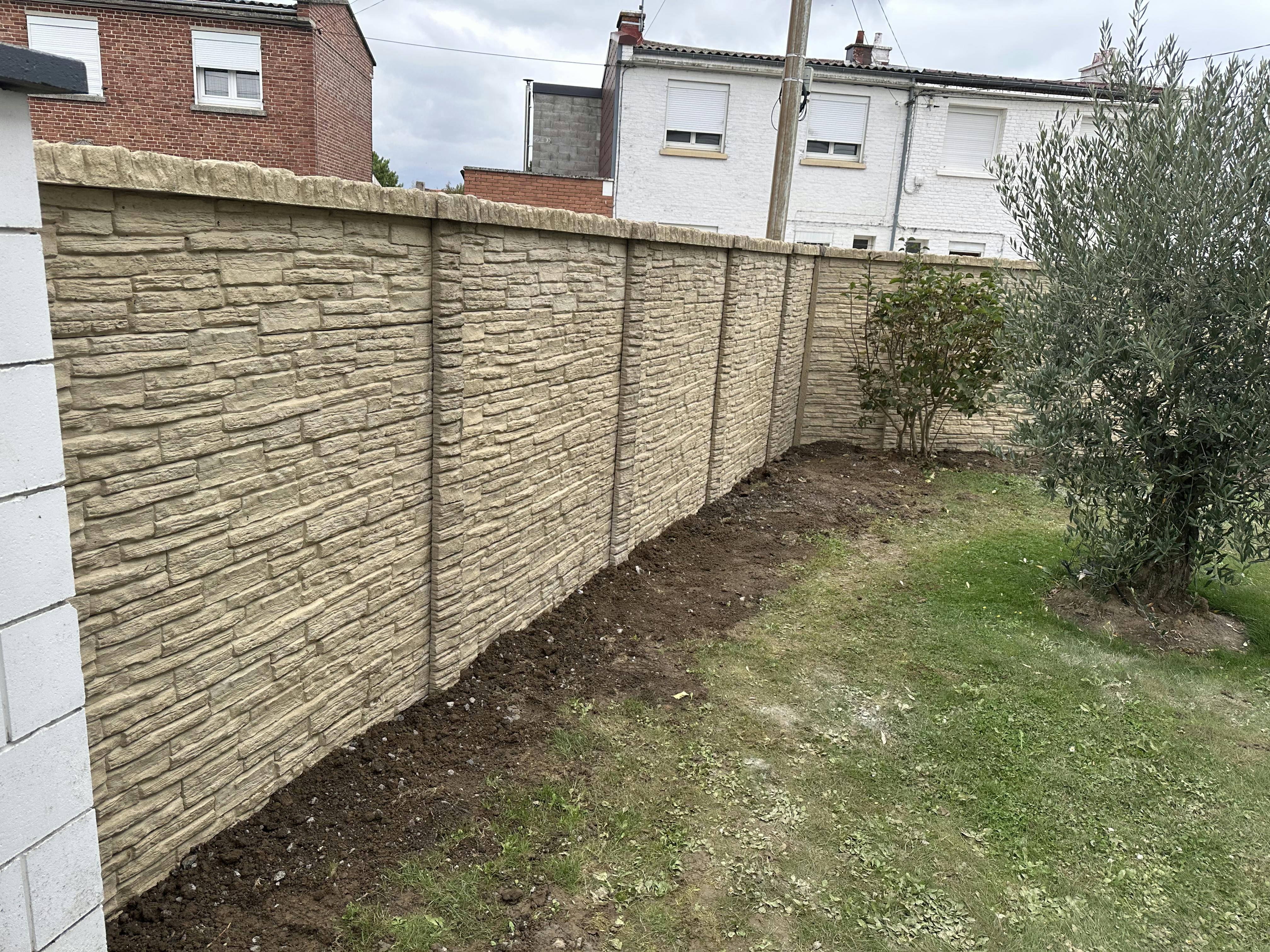 Pose de poteaux et plaques béton à Cambrai