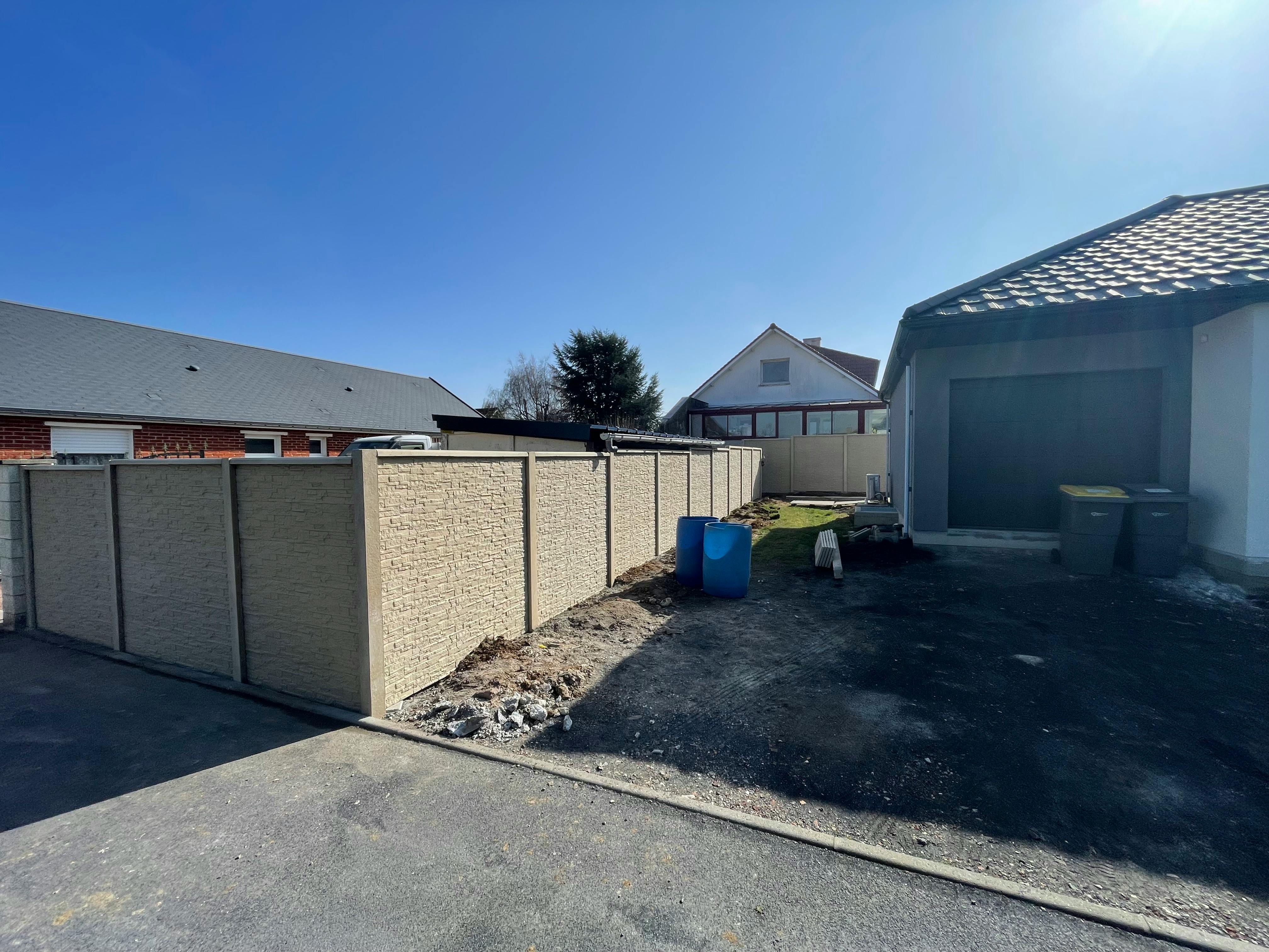 Pose d'une clôture béton imitation pierre modèle imitation pierre à Arras près d'Agny