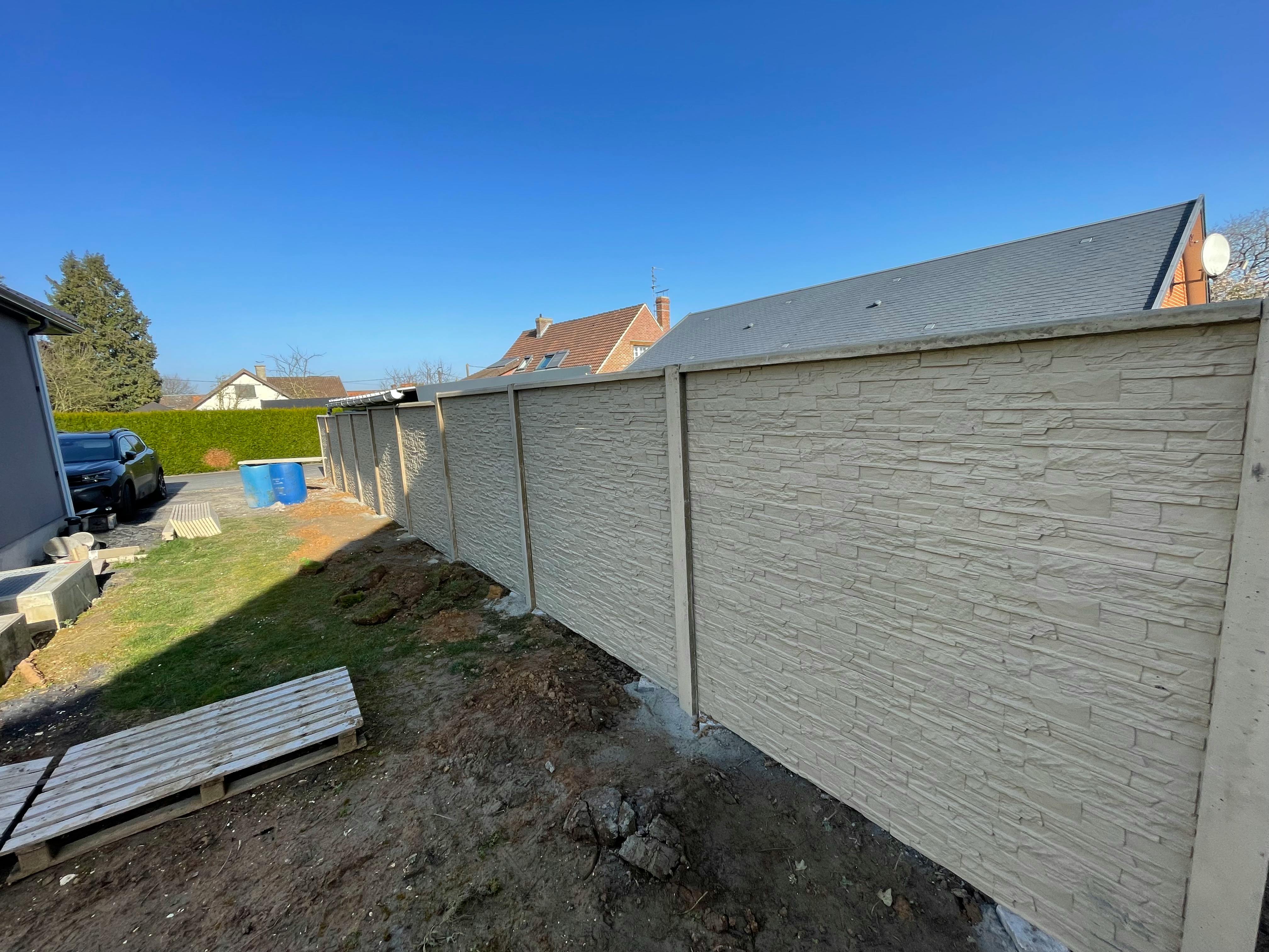 Pose d'une clôture béton imitation pierre dans le secteur d'Arras dans le Pas-de-Calais