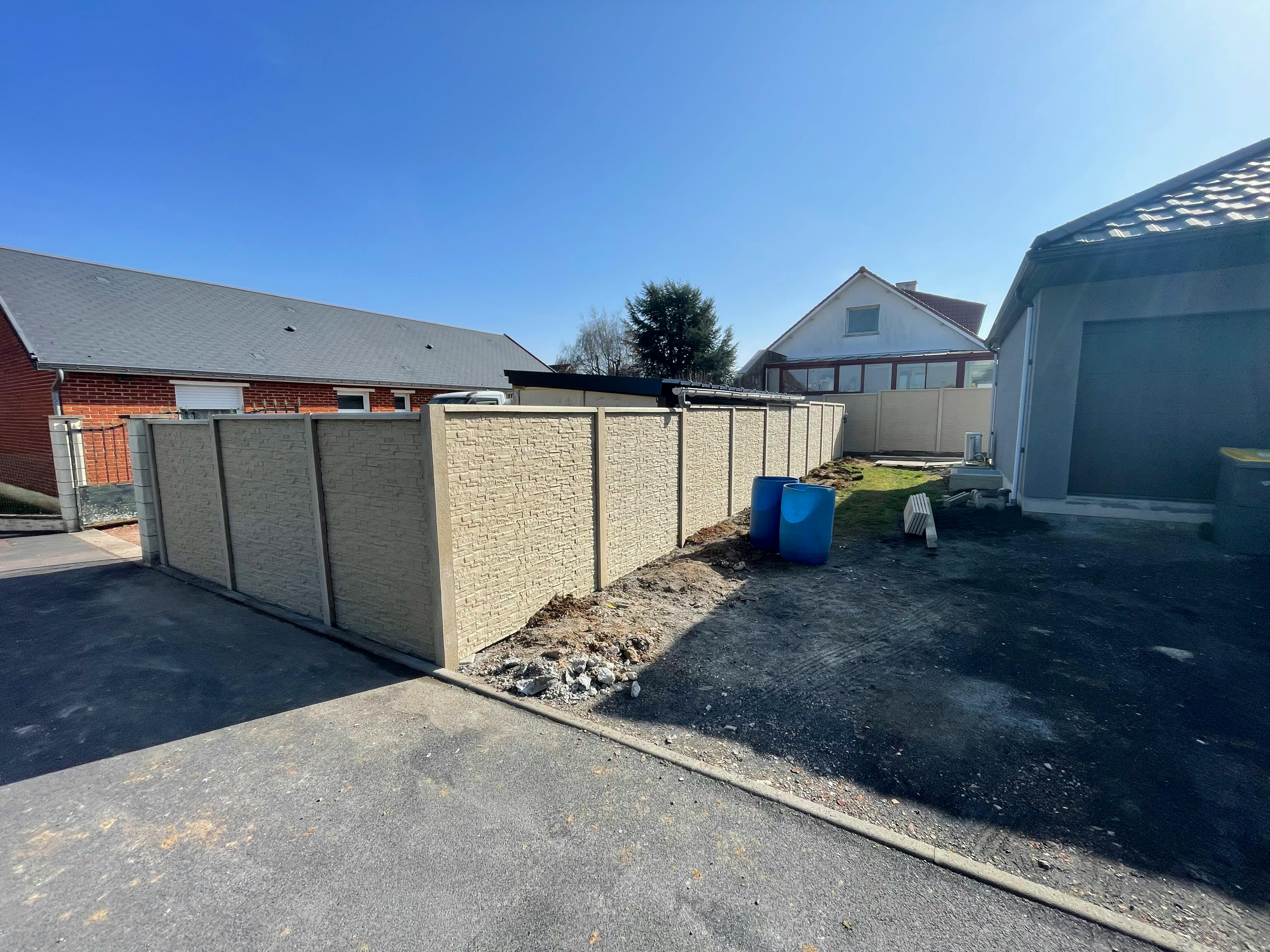 Clôture béton imitation pierre pour délimiter un terrain à Arras