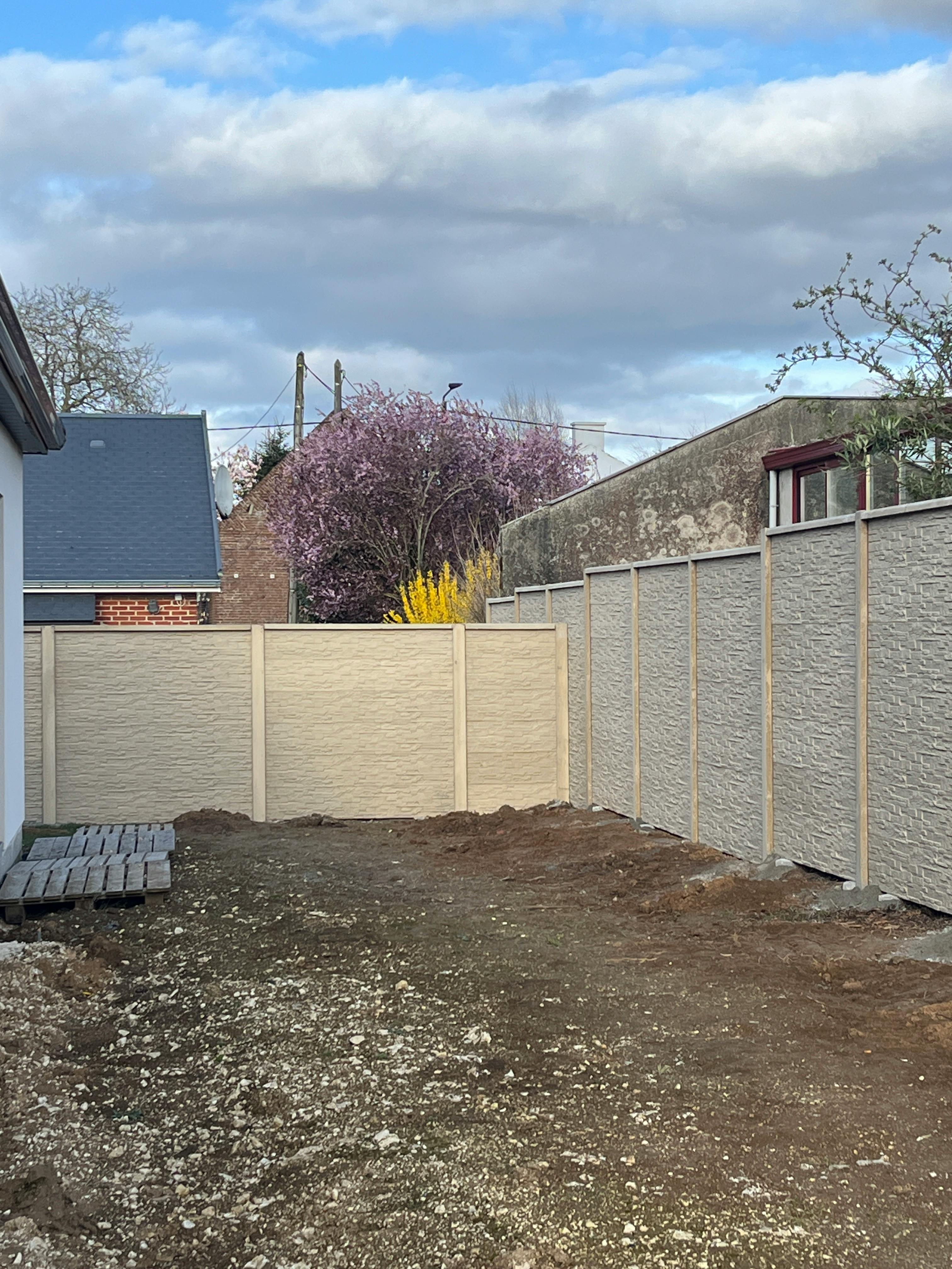 Pose d'une clôture béton imitation pierre dans le secteur d'Arras