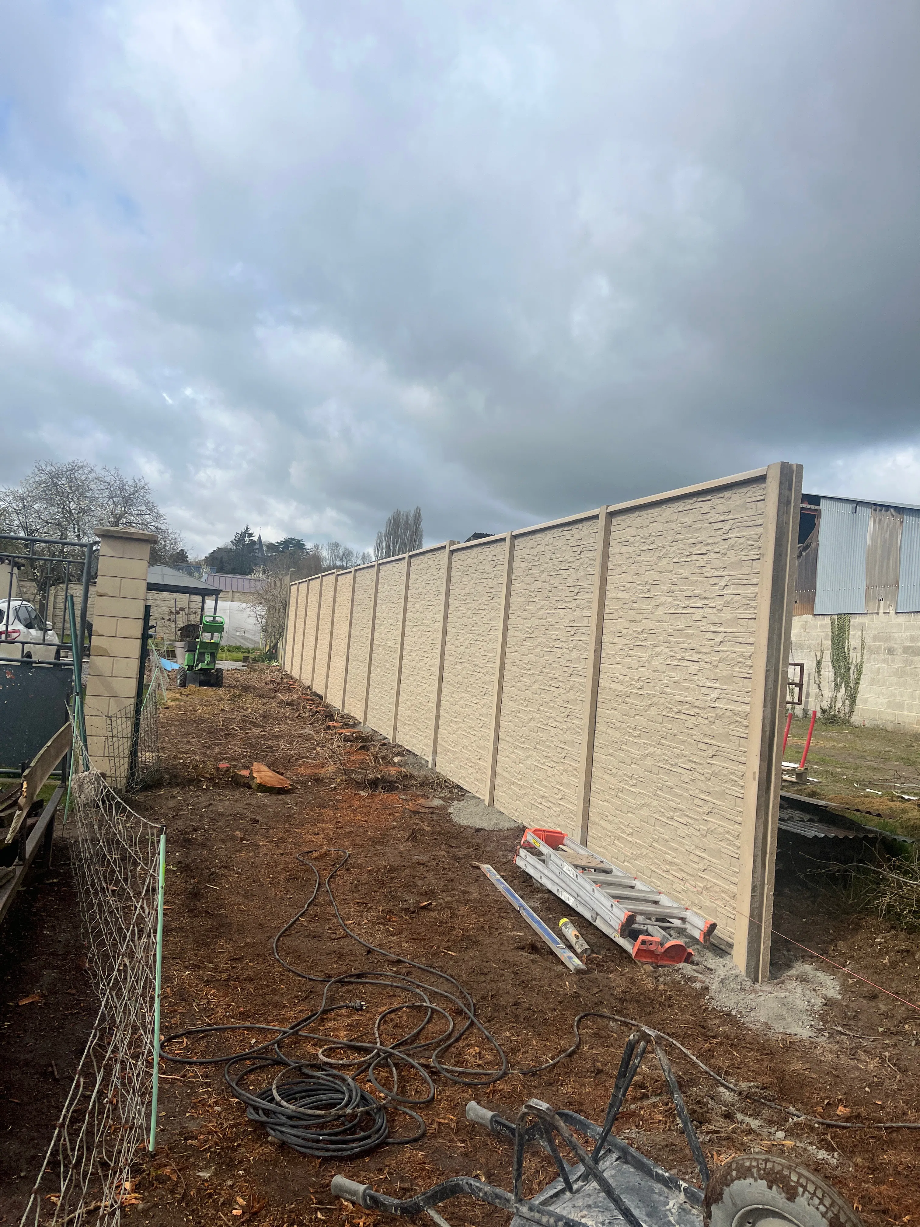 Fabrication et pose d'une clôture béton à Saint-Quentin