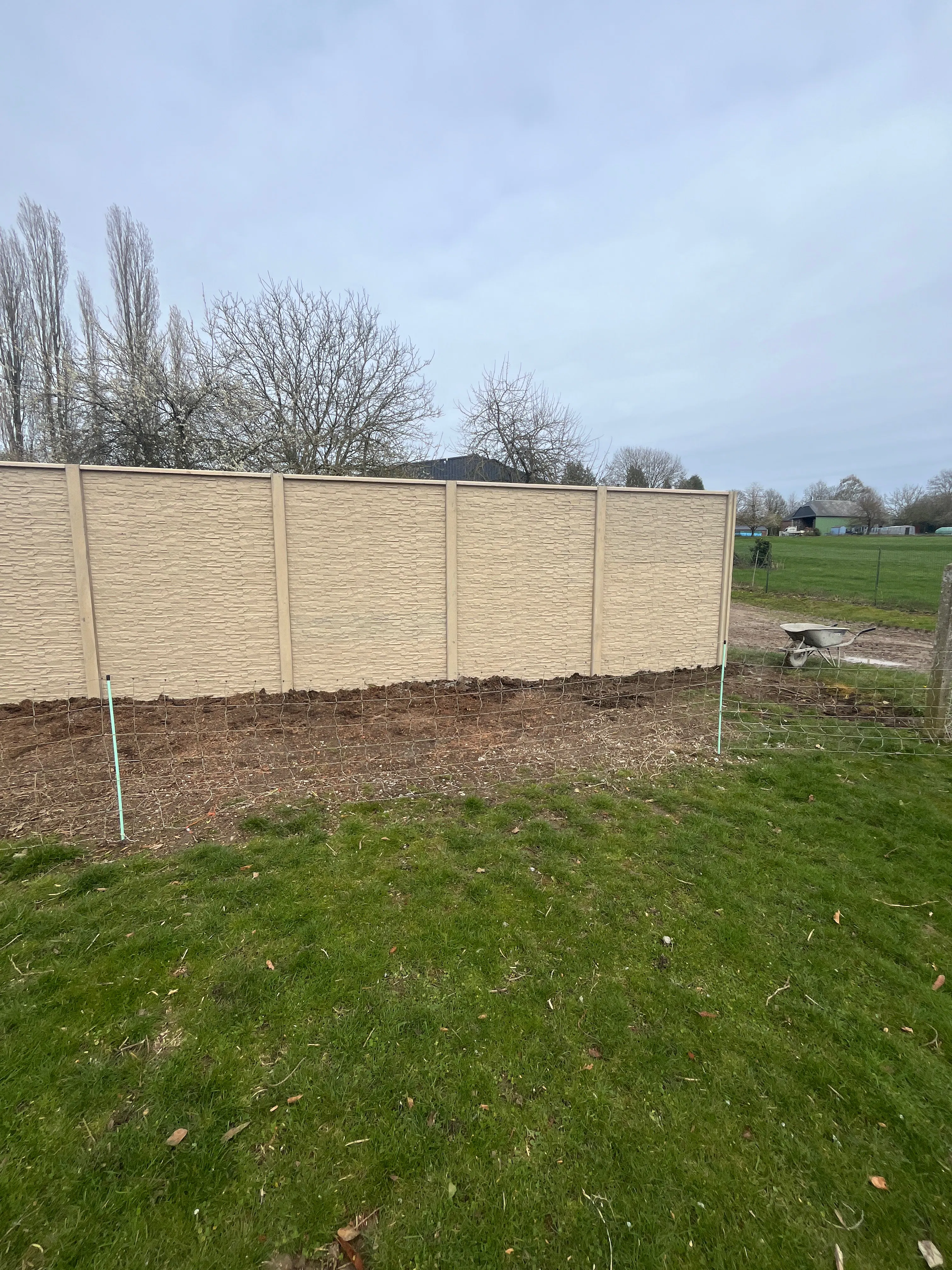 pose d'une clôture béton imitation pierre à Saint-Quentin