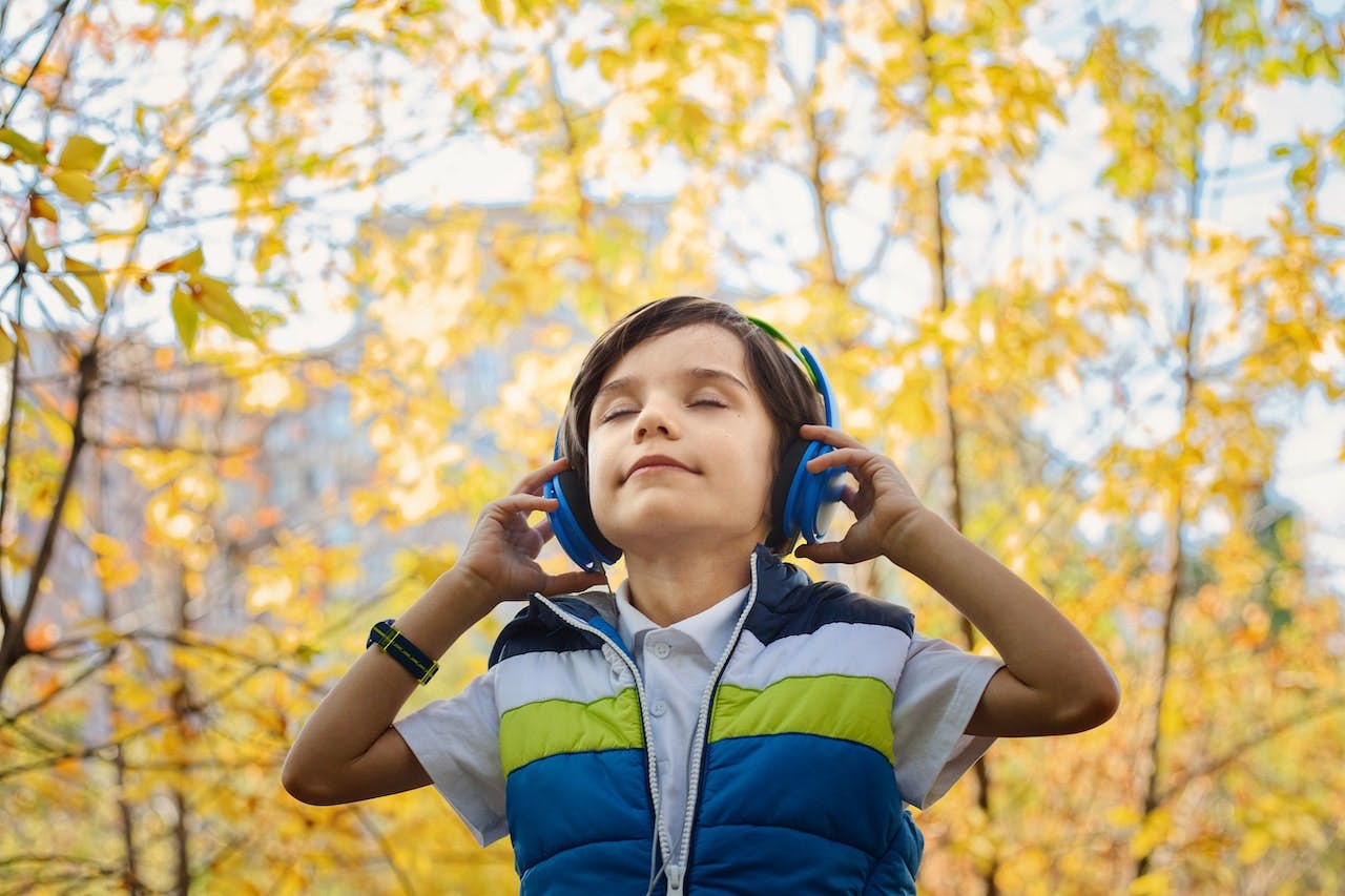 child listening to music in headphones