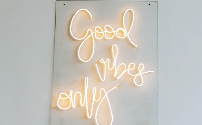 neon sign saying "good vibes only"