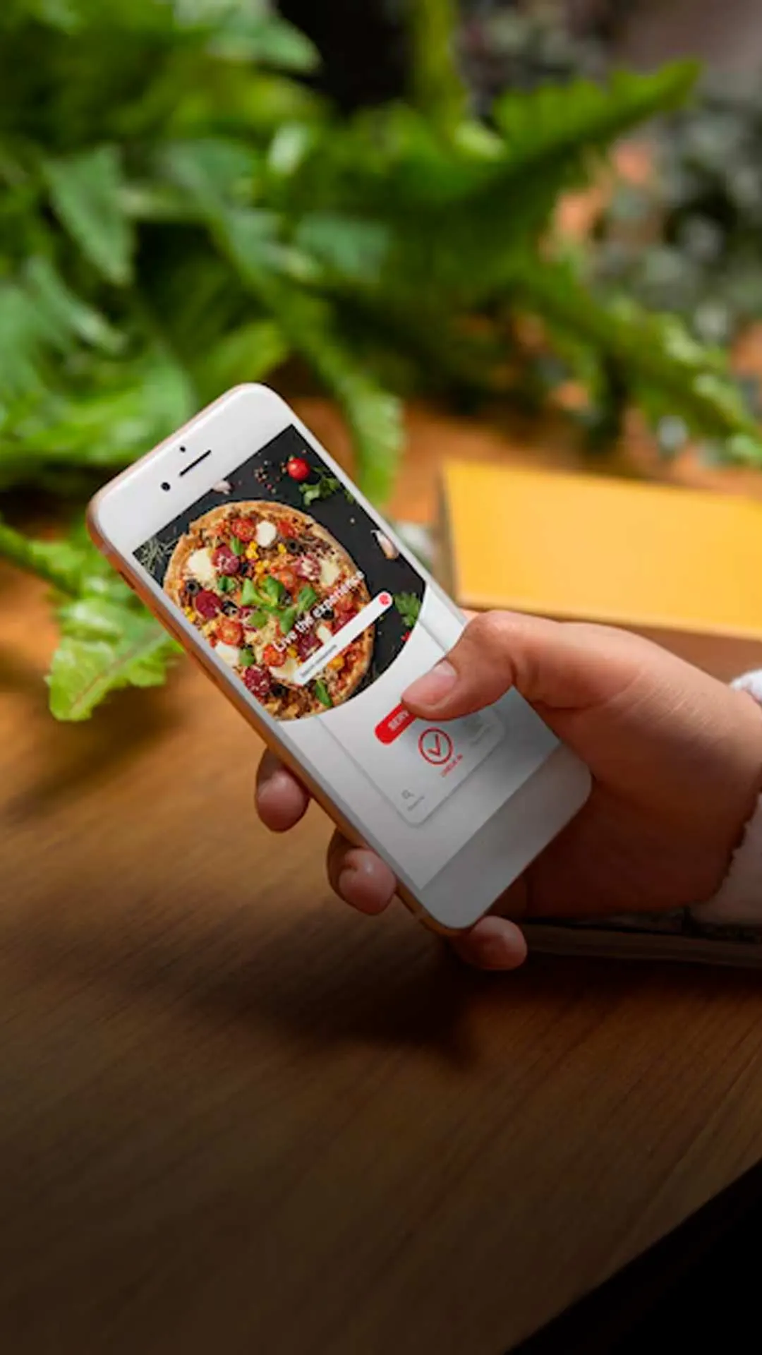 mão finaliza pedido de comida e com pagamento pix no ifood
