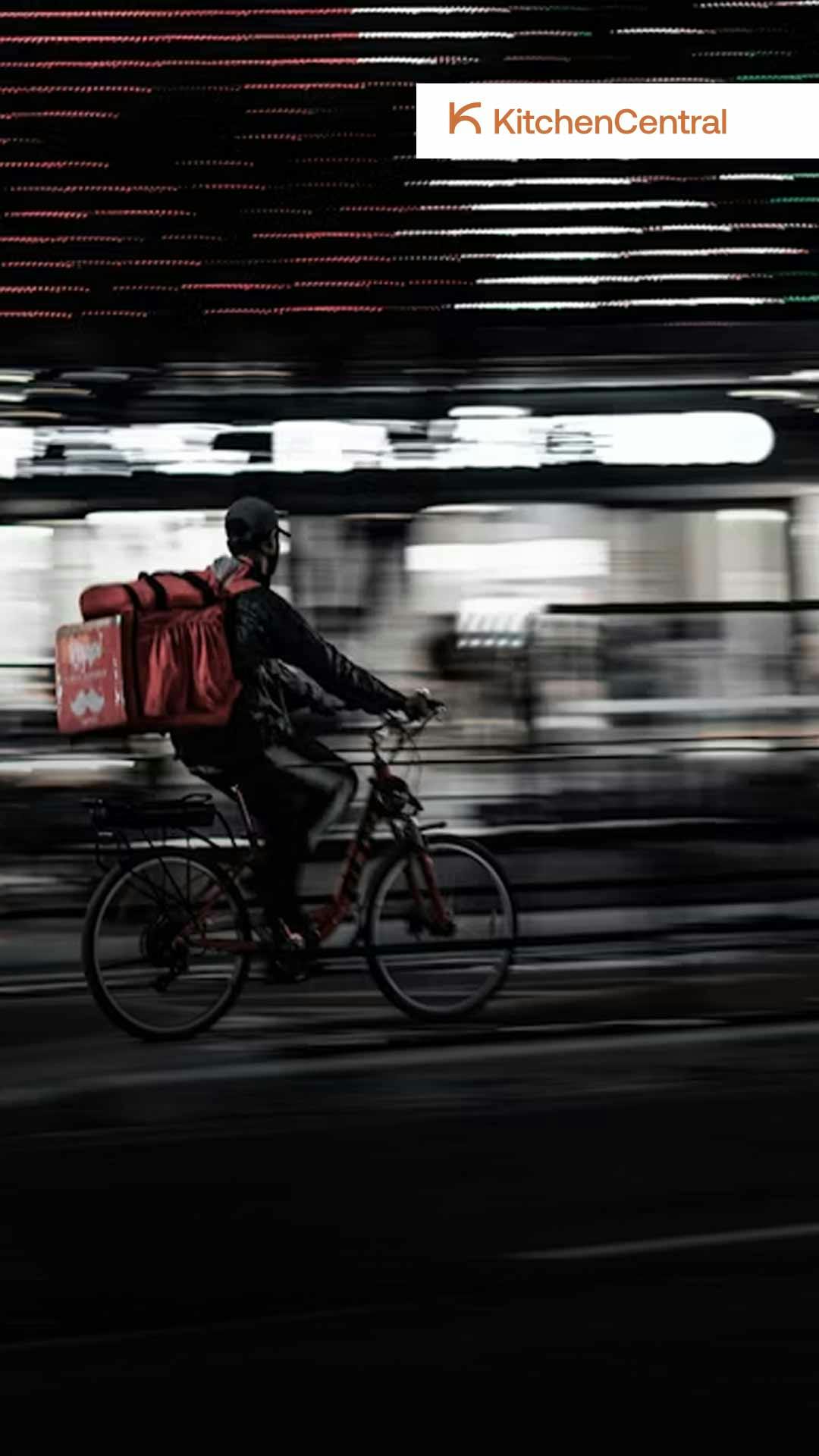 Entregador com bolsa de delivery fazendo entrega para restaurante após estratégias de marketing para atrair clientes para o delivery serem bem sucedidas