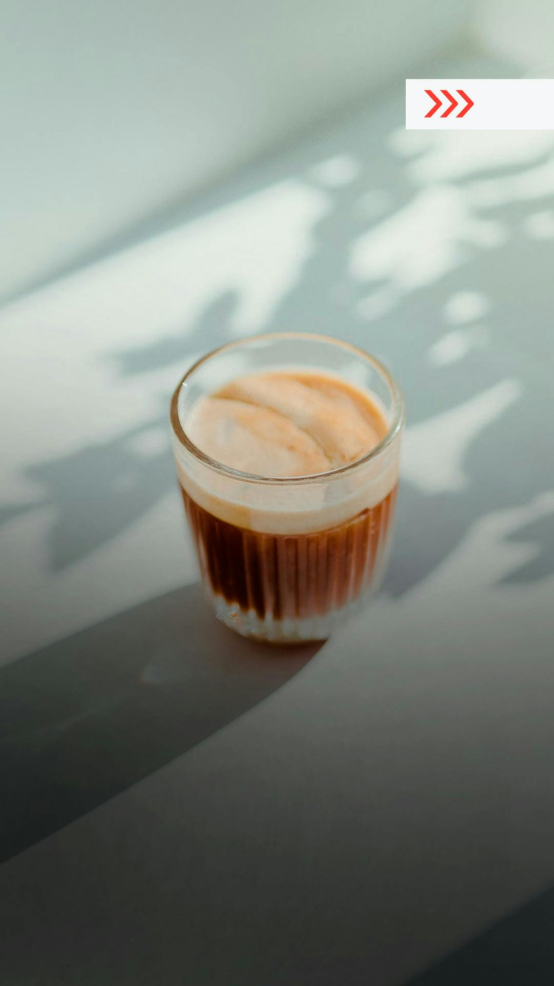 café especial em copo em fundo branco pedido em cafeteria delivery